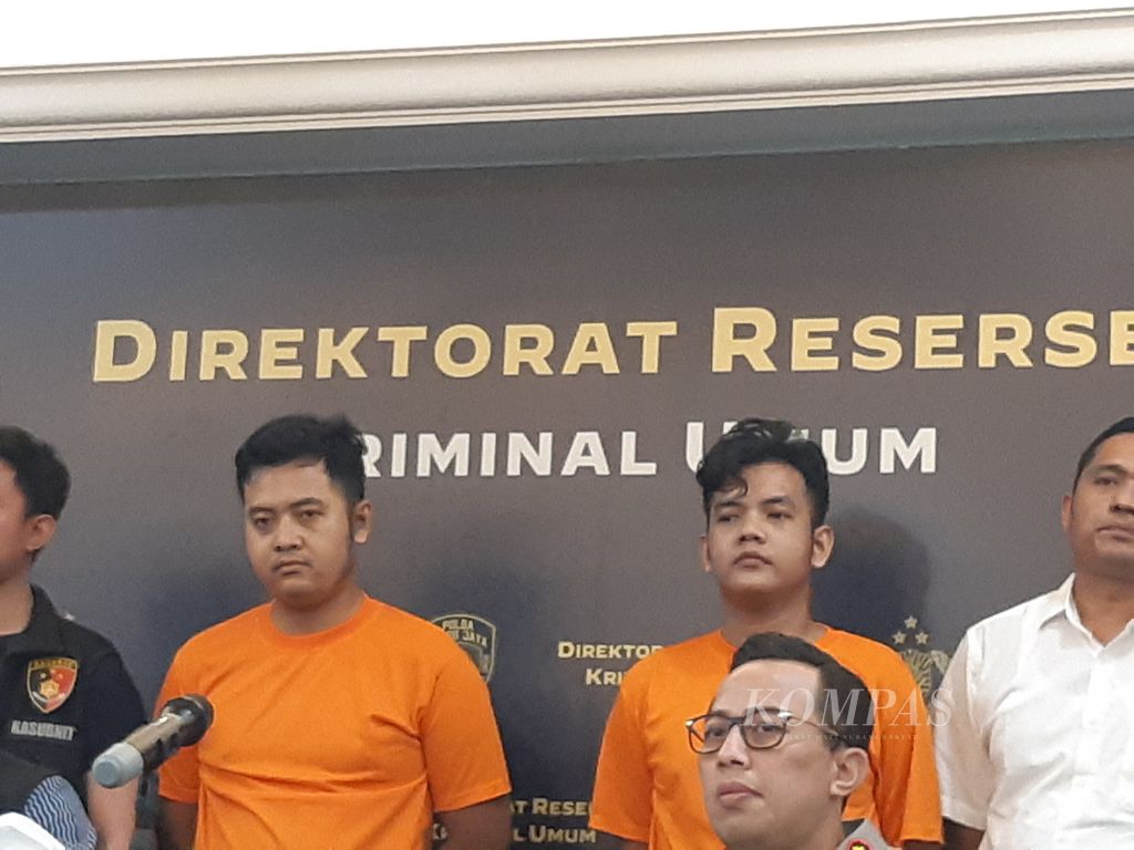 Wajah pelaku pembunuhan terhadap Rini Mariany (50), Ahmad Arif Ridwan Nuwloh (29) (berbaju tahanan, kiri), dan adiknya, Aditya Taufiqurrahman (21) (berbaju tahanan, kanan), Jumat (3/5/2024). Keduanya menjadi tersangka atas kasus pembunuhan yang jasadnya disimpan di dalam koper yang ditemukan di Jalan Inspeksi Kalimalang, Cikarang Barat, Kabupaten Bekasi, Jawa Barat.