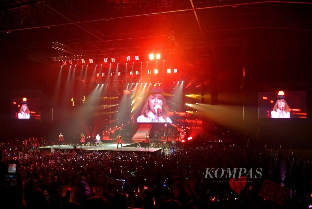 Penampilan Taylor Swift di Mata Elang Internasional Stadium, Ancol, Jakarta, Rabu (4/6/2014) malam. Ini merupakan rangkaian Red Tour.