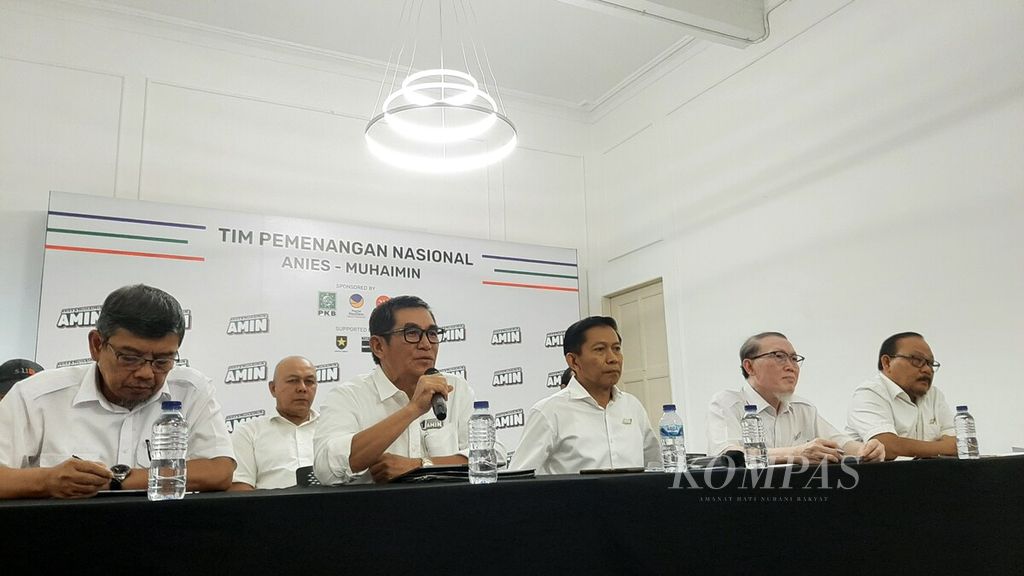 Ketua Dewan Pakar Tim Pemenangan Nasional Anies Baswedan-Muhaimin Iskandar (Timnas Amin), Hamdan Zoelva (kedua kiri), saat menyampaikan keterangan pers di Markas Timnas Amin, Jakarta, Selasa (9/1/2024).
