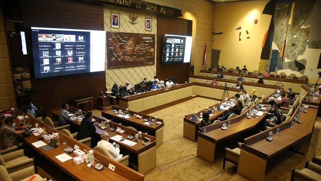 Suasana rapat dengar pendapat Panitia Seleksi (Pansel) Anggota KPU-Bawaslu 2022-2027 dengan Komisi II di Kompleks Parlemen, Senayan, Jakarta, Selasa (2/11/2021). 