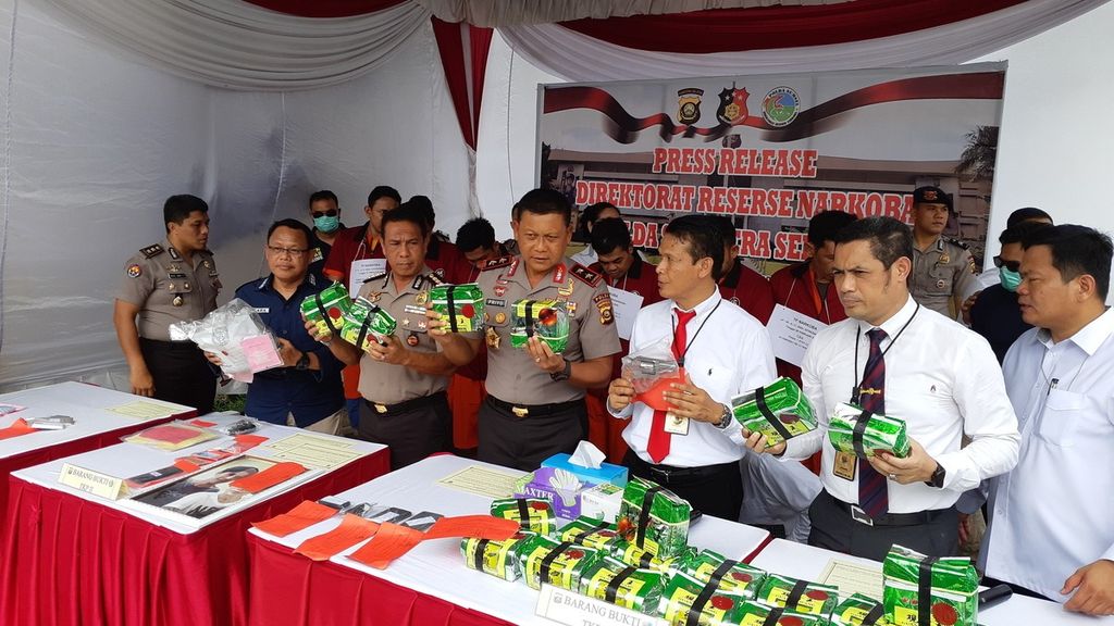 Polda Sumsel mengungkap peredaran narkoba antarprovinsi dari Jambi-Sumsel, Rabu (4/3/2020). Polisi menyita 24 kg sabu dan 695 ekstasi.