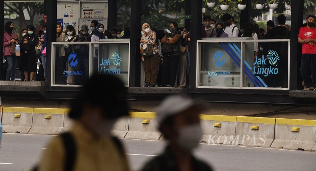 Penumpang menunggu bus Transjakarta di Halte Karet, kawasan Sudirman, Jakarta, saat jam pulang kerja, Senin (5/12/2022). Pertumbuhan ekonomi Indonesia pada tahun 2023 diproyeksikan akan berada di atas 5 persen. 