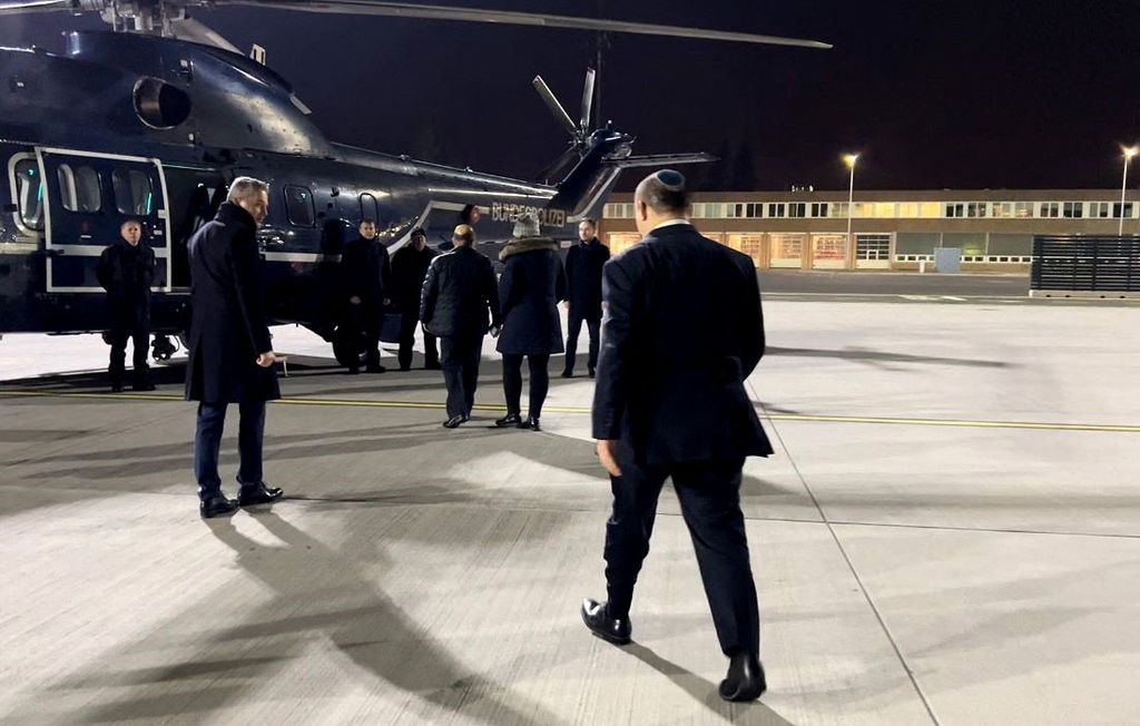Perdana Menteri Israel Naftali Bennett (kanan) berjalan menuju helikopter dalam kunjungan ke Berlin, Jerman, 6 Maret 2022, selepas menyelesaikan kunjungan ke Moskwa, Rusia. 