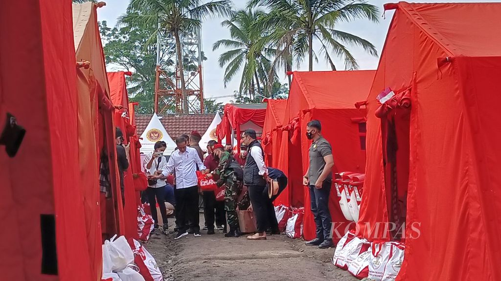 Presiden Joko Widodo meninjau lokasi pengungsian Badan Intelijen Negara (BIN) di Desa Cijedil, Cugenang, Cianjur, Kamis (8/12/2022). Presiden ingin memastikan kebutuhan warga tetap terpenuhi selama di pengungsian.