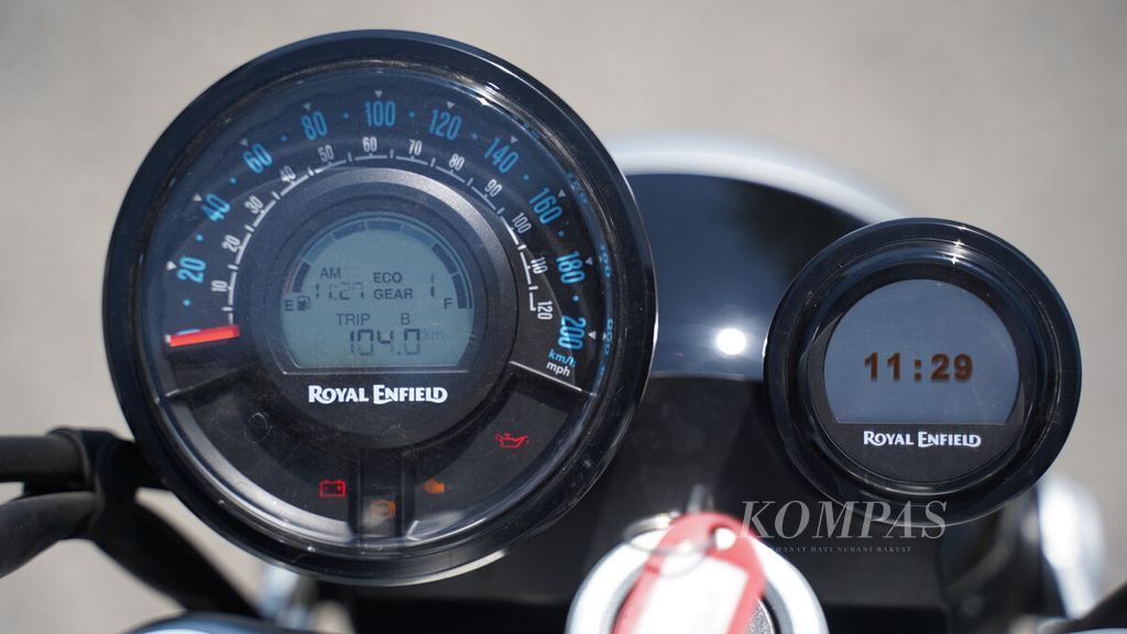 Spidometer Royal Enfield Super Meteor 650 dan fitur <i>tripper </i>(kanan). 