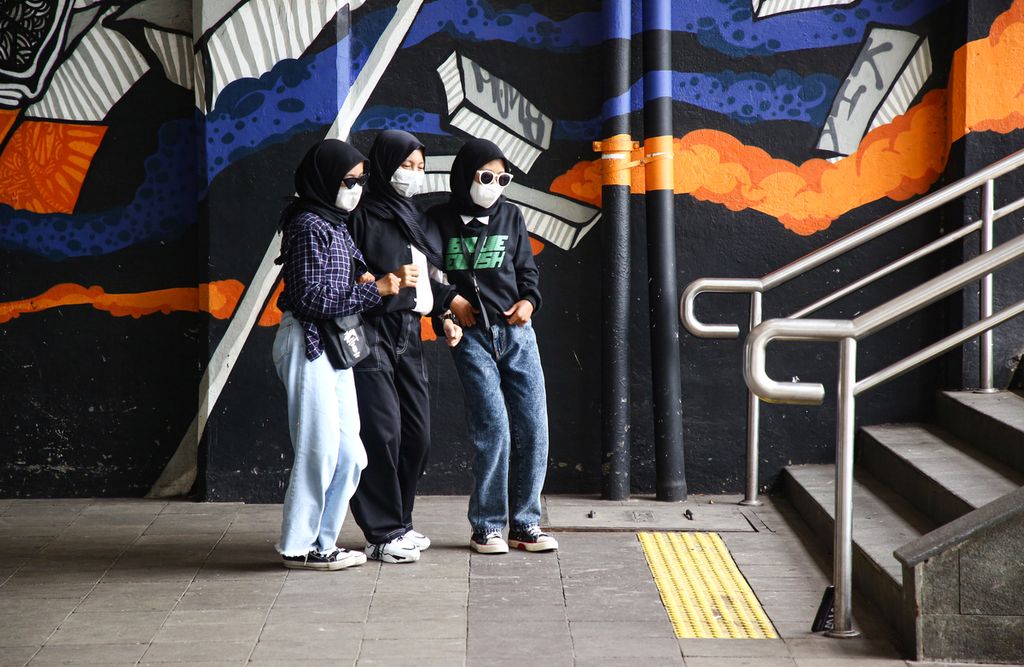 Tiga orang remaja membuat konten Tiktok di terowongan Kendal, Jakarta Pusat (10/6/2021). Terowongan Kendal yang penuh mural menjadi salah satu spot berswafoto dan membuat konten. 