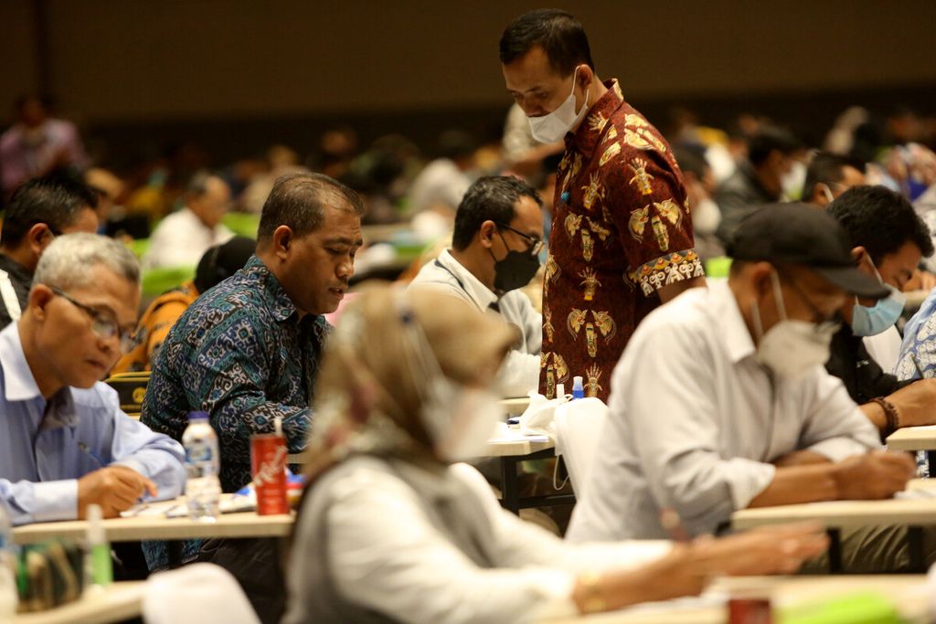 Panitia seleksi memonitor calon anggota Komisi Pemilihan Umum (KPU) dan Badan Pengawas Pemilu (Bawaslu) yang mengikuti tes psikologi dasar di Jakarta International Expo (JIExpo), Jakarta, Kamis (25/11/2021). 