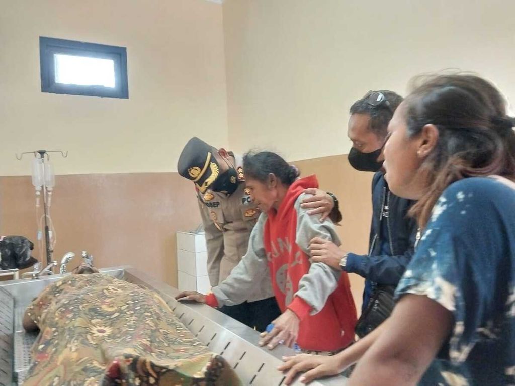 Mama kandung GYL alias Erson (18), warga Desa Tasain, Kecamatan Raimanuk, Kabupaten Belu, Nusa Tenggara Timur, berdiri di samping jenazah anaknya di RSUD Gabriel Manek. Erson tewas ditembak senjata anggota Kepolisian Resor Belu, Selasa (27/9/2022).