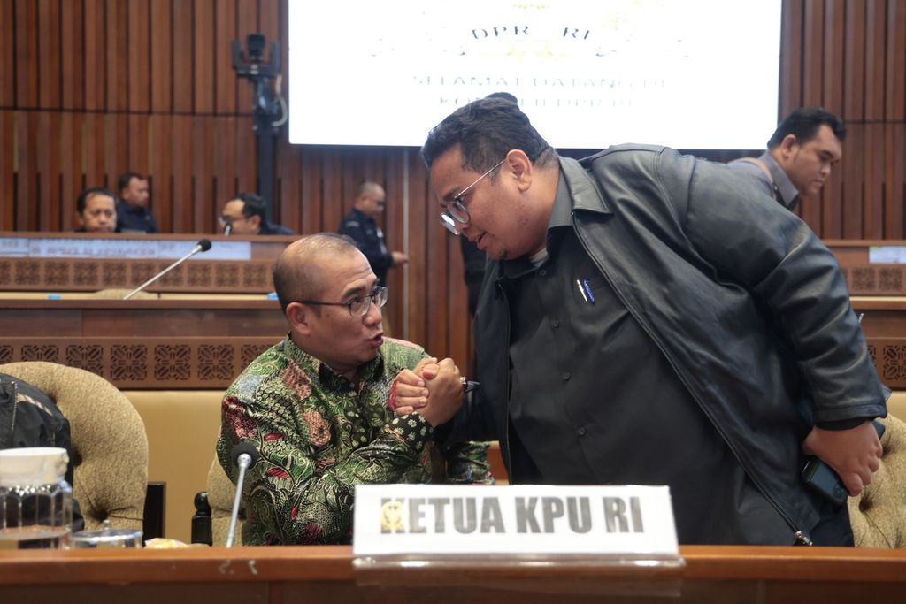 Ketua KPU Hasyim Asyari (kiri) bersalaman dengan Ketua Bawaslu Rahmat Bagja usai mengikuti rapat dengar pendapat dengan Komisi II DPR di Kompleks Parlemen, Senayan, Jakarta, Selasa (12/9/2023).