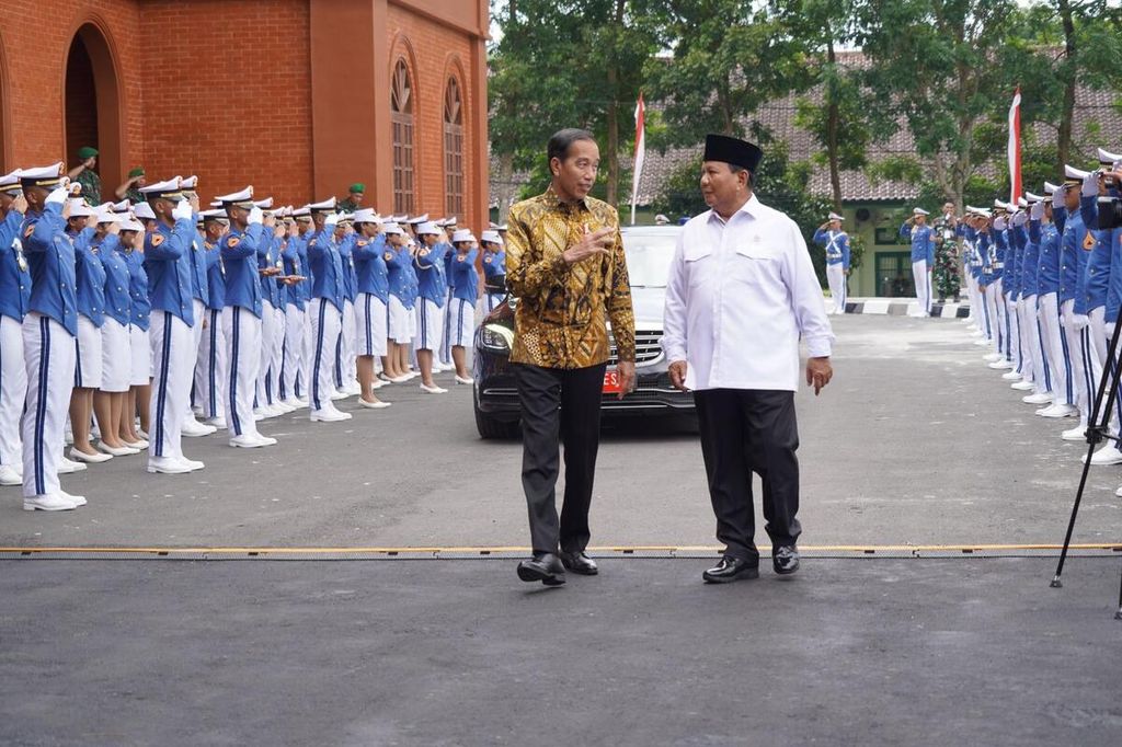 Presiden Joko Widodo berbincang dengan Menteri Pertahanan Prabowo Subianto sebelum peresmian Graha Utama Akademi Militer di Magelang, Jawa Tengah, Senin (29/1/2024).