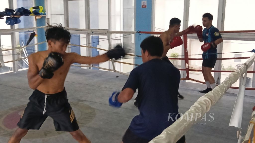 Ahanandi (19) melawan Gregorio (16) (sebelah kiri) dan Irfan (23) melawan Arifin (23) dalam satu ring tinju di sasana tinju Kota Bogor, Jawa Barat, Kamis (22/2/2024) sore.