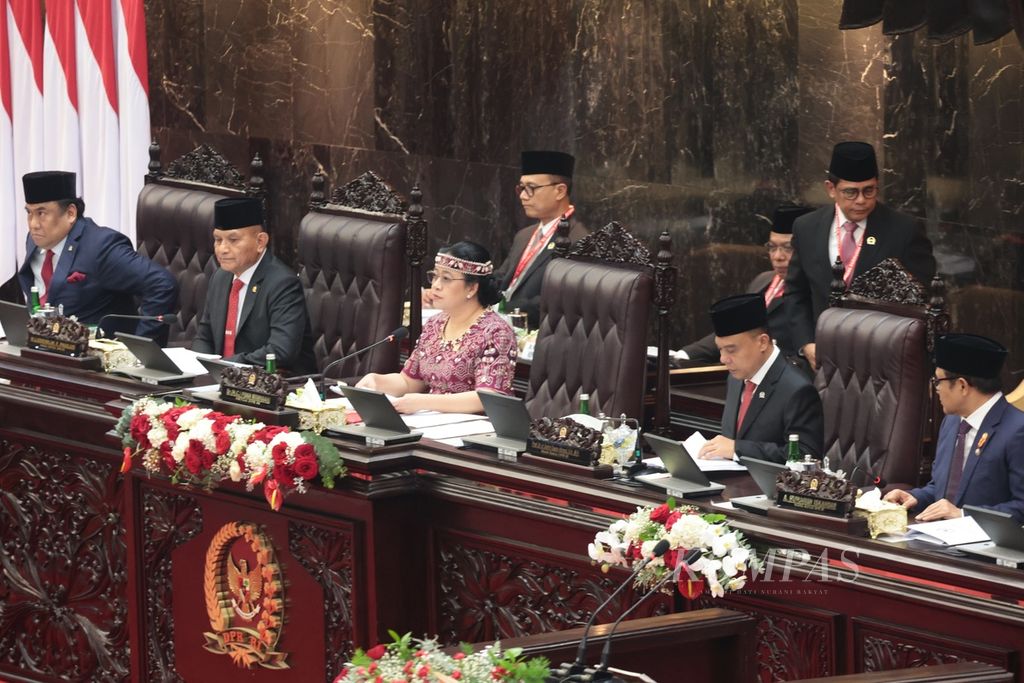 Ketua DPR Puan Maharani (tengah) didampingi Wakil Ketua DPR Rachmat Gobel (kiri), Lodewijk F Paulus (kedua dari kiri), Sufmi Dasco Ahmad (kedua dari kanan), dan Muhaimin Iskandar (kanan), memimpin Sidang Paripurna DPR di Gedung Parlemen, Jakarta, Rabu (16/8/2023).