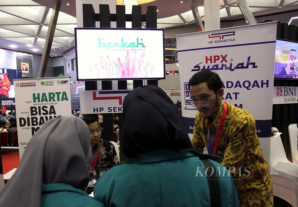 Pengunjung pameran mencari informasi mengenai pasar modal syariah. Acara Sharia Investment Week 2019 yang berlangsung di Main Hall Bursa Efek Indonesia (BEI), Jakarta, Kamis (21/11/2019).