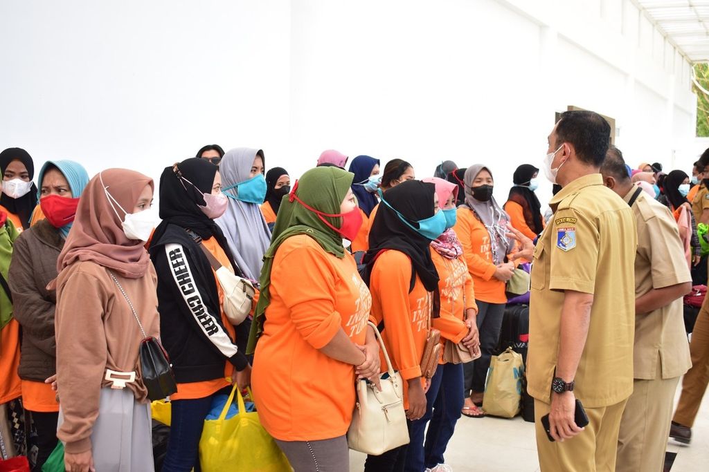 Sebanyak 42 perempuan calon pekerja migran non-prosedural asal Nusa Tenggara Barat tiba di Bandara Internasional Lombok, Senin (8/8/2022). Mereka direncananakan diberangkatkan secara ilegal untuk bekerja sebagai pekerja rumah tangga di Timur Tengah.