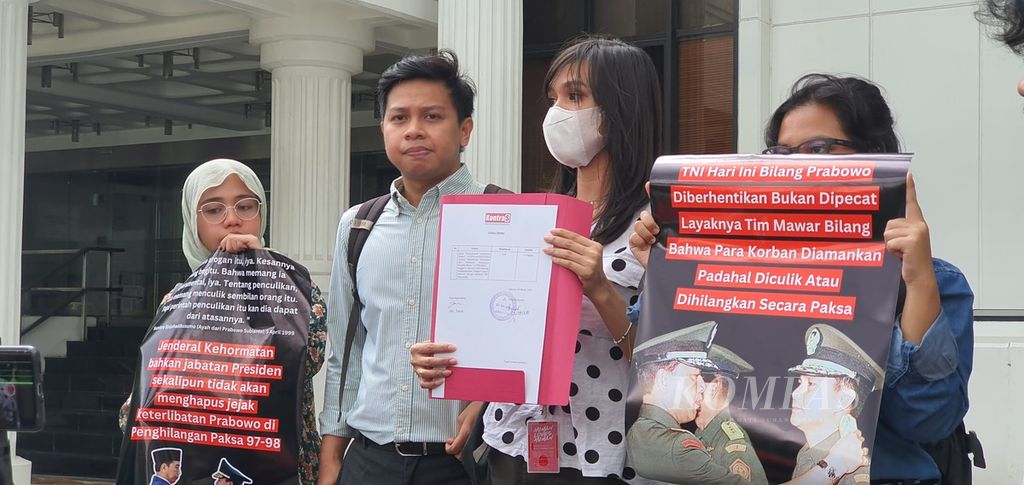 Para aktivis Kontras memberikan keterangan seusai memasukkan surat Kontras yang meminta informasi terkait alasan pemberian pangkat Jenderal Kehormatan bagi Prabowo Subianto, Senin (4/3/2024).