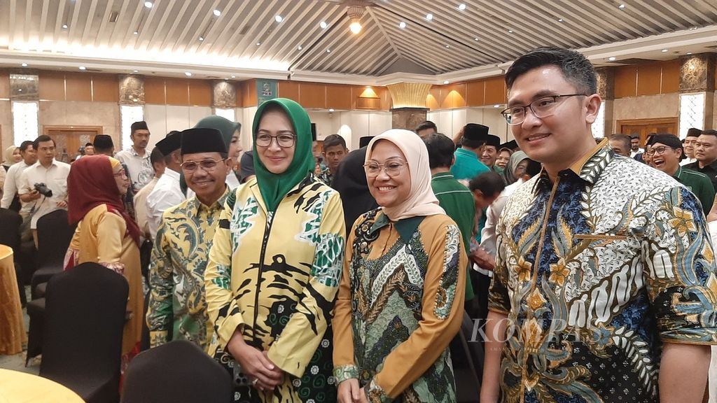 Mantan Wali Kota Tangerang Selatan Airin Rachmi Diany dan Menteri Ketenagakerjaan Ida Fauziyah saat acara ”Taaruf Politik Gus Muhaimin” yang digelar PKB di Hotel Grand Sahid Jaya, Jakarta, Kamis (2/5/2024).