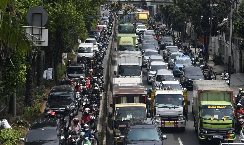 Kemacetan panjang lalu lintas kendaraan di Jalan Daan Mogot sebelum Jalan Layang Pesing, Jakarta Barat, Kamis (4/5/2023). Kendaraan umum dan pribadi tersebut masih mengandalkan bahan bakar yang bersumber dari energi fosil. 