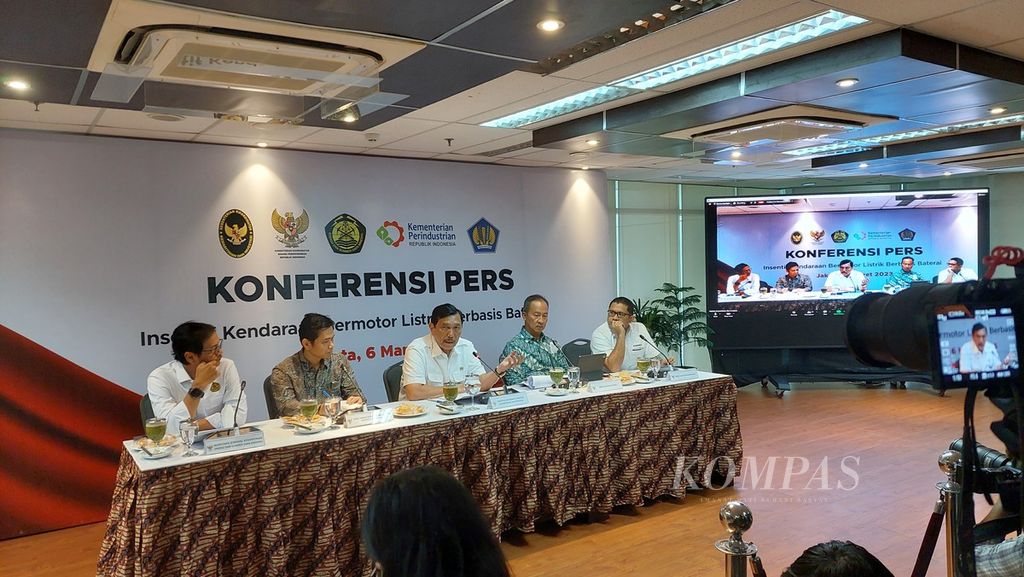 Menteri Koordinator Bidang Kemaritiman dan Investasi Luhut Binsar Pandjaitan (tengah) menyampaikan program bantuan pemerintah atau insentif untuk kendaraan bermotor listrik berbasis baterai di Jakarta, Senin (6/3/2023).
