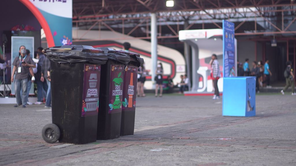 Sebanyak 1,8 ton sampah terkumpul di hari pertama Jakarta International BNI Java Jazz Festival (JJF) 2022 yang berlangsung di Jakarta pada 27-29 Mei 2022. Penyelenggara menyiapkan sejumlah tempat sampah sesuai jenis untuk pengunjung. Adapun JJF 2022 mengusung slogan “Less Waste, More Jazz”.