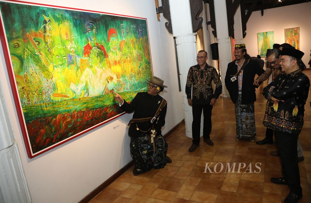 Seniman Sujiwo Tejo (kiri) menjelaskan salah satu lukisan hasil kolaborasinya dengan Nasirun (kedua dari kiri) kepada Ketua KUP RI Hasyim Asy'ari (kedua dari kiri) dan komisioner KPU RI Muhammad Afifuddin (kanan), Kamis (31/8/2023). 