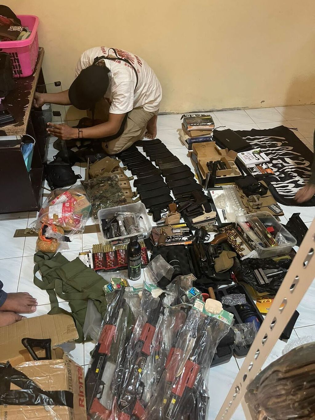 Sejumlan senjata api dan amunisi yang ditemukan di rumah DE di Harapan Jaya, Kota Bekasi, Jabar, Senin (14/8/2023) pagi.
