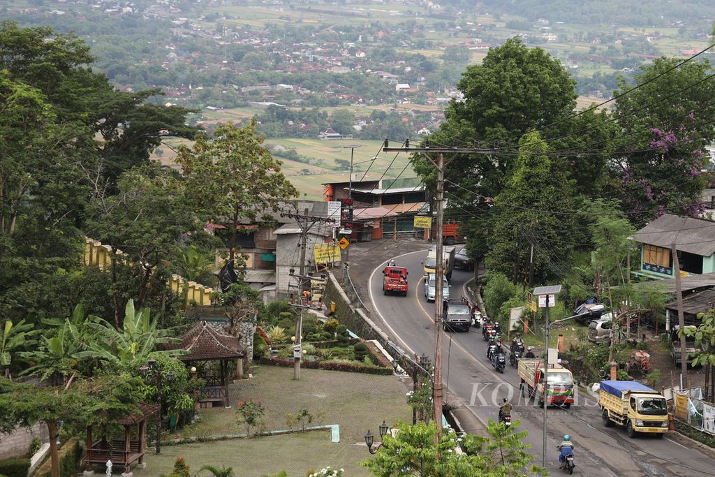 Kendaran melintas di gerbang masuk Kabupaten Gunung Kidul di kawasan Bukit Patuk, Kecamatan Patuk, Gunung Kidul, DI Yogyakarta, Rabu (2/11/2022).