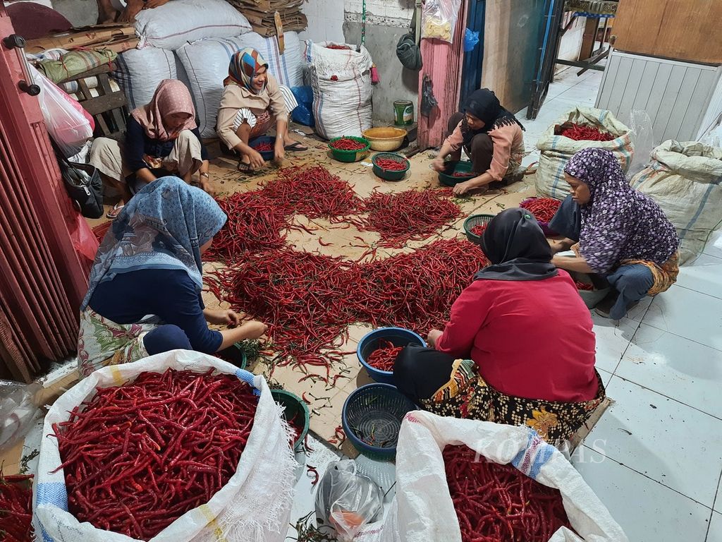 Warga menyortir cabai merah di Pasar Raya Padang, Kota Padang, Sumatera Barat, Jumat (8/7/2022). 
