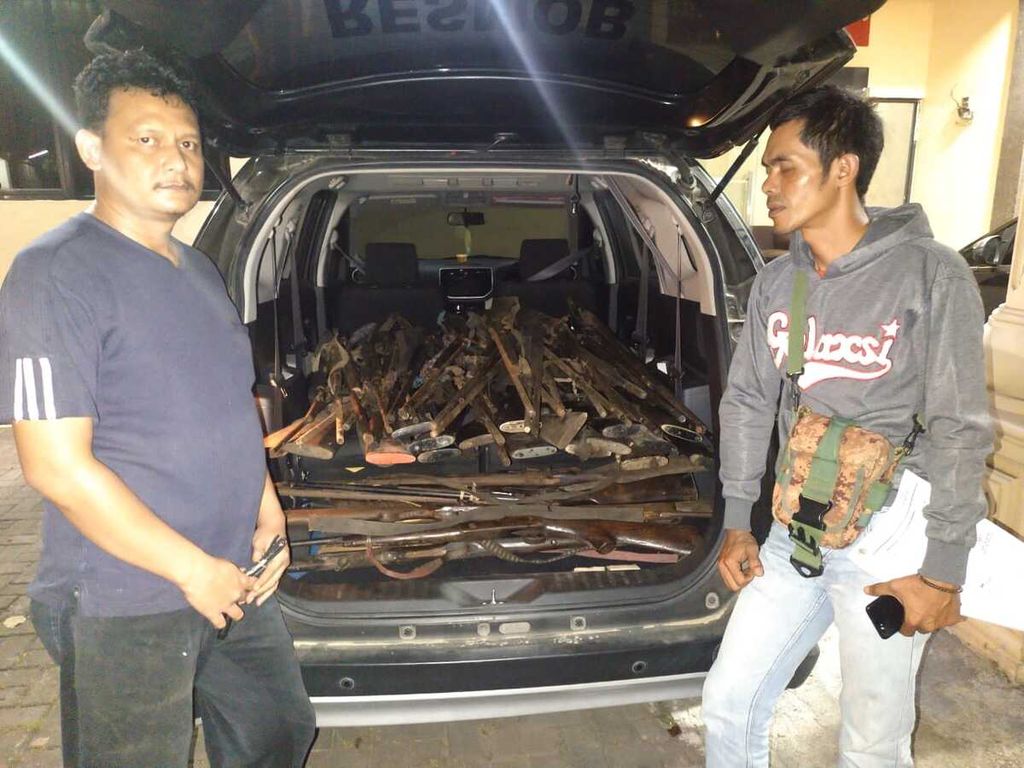 Senjata api rakitan milik warga di sekitar kawasan Taman Nasional Ujung Kulon diserahkan warga kepada Polda Banten. Senjata ini membahayakan kehidupan keberlangsungan hidup badak jawa (<i>Rhinoceros sondaicus</i>) dan satwa lain.