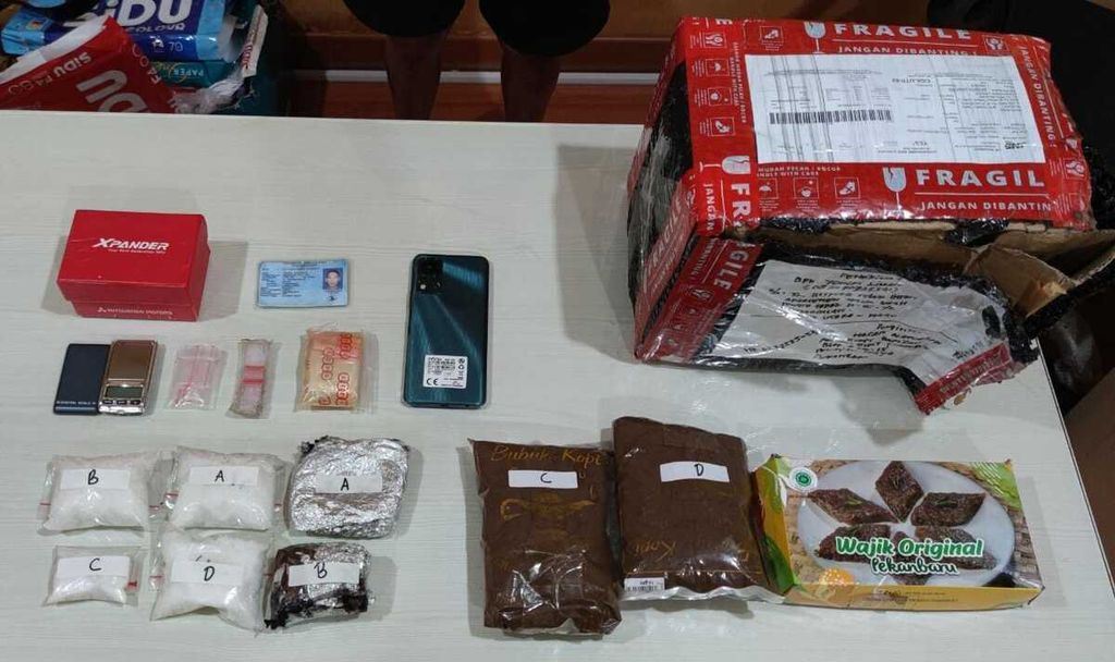 Sejumlah barang bukti kasus peredaran narkoba, antara lain isi paket berisi sabu, yang diamankan BNNP DKI Jakarta, Senin (9/1/2023), di wilayah Jakarta Utara.