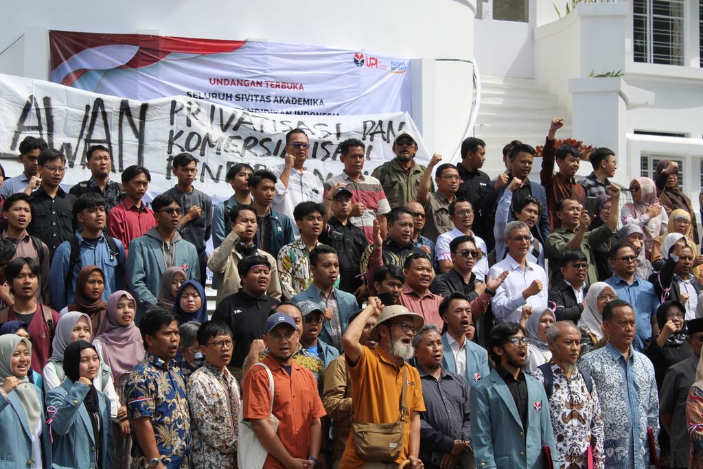 Para akademisi dan alumni yang tergabung dalam Forum Sivitas Akademika Universitas Pendidikan Indonesia (UPI) menyerukan Petisi Bumi Siliwangi di Depan Gedung Isola kampus UPI, Kota Bandung, Jawa Barat, Senin (5/2/2024). 