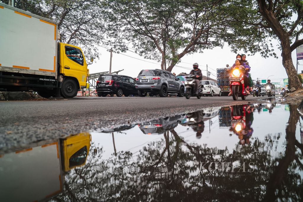 Genangan air setelah hujan deras yang mengguyur kawasan Bojongsari, Depok, Jawa Barat, Sabtu (4/11/2023). BMKG menyebut, saat ini sejumlah daerah di Indonesia telah memasuki peralihan dari musim kemarau ke musim hujan. 