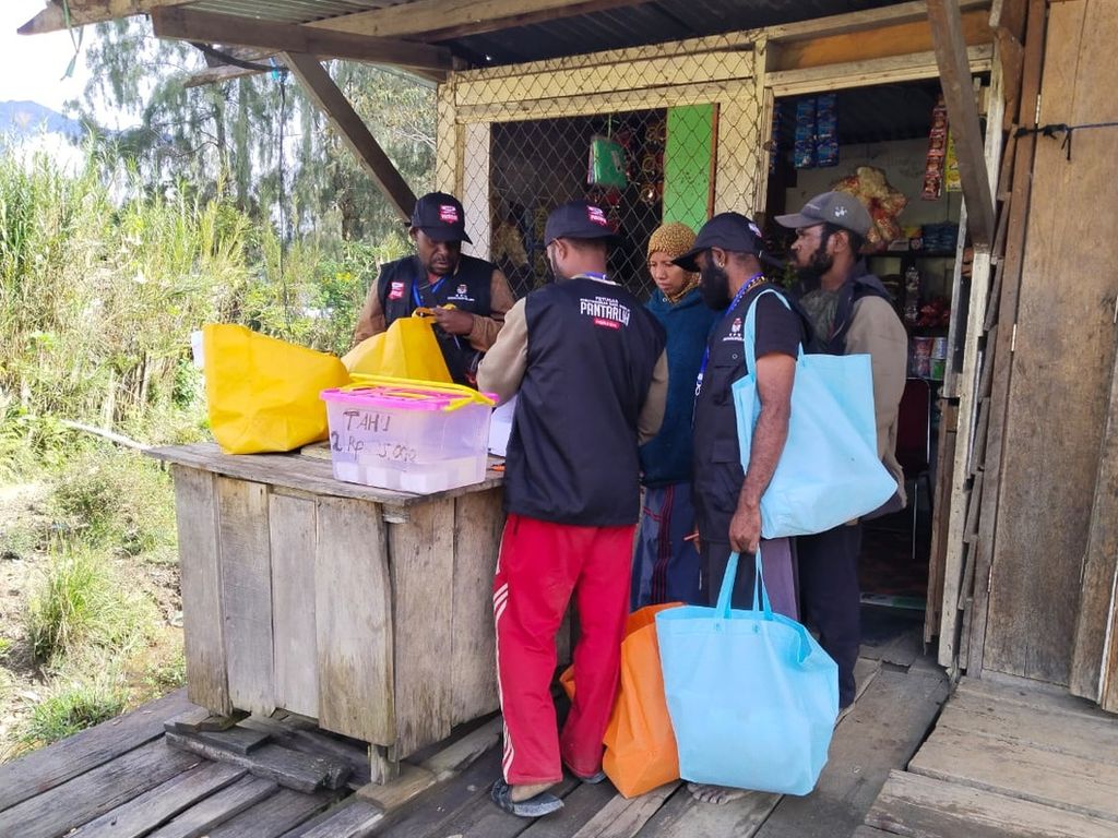 Kegiatan pencocokan dan penelitian data pemilih oleh petugas Pantarlih di rumah warga di Distrik Sugapa, ibu kota Kabupaten Intan Jaya, Papua Tengah, pada pertengahan Februari 2023.
