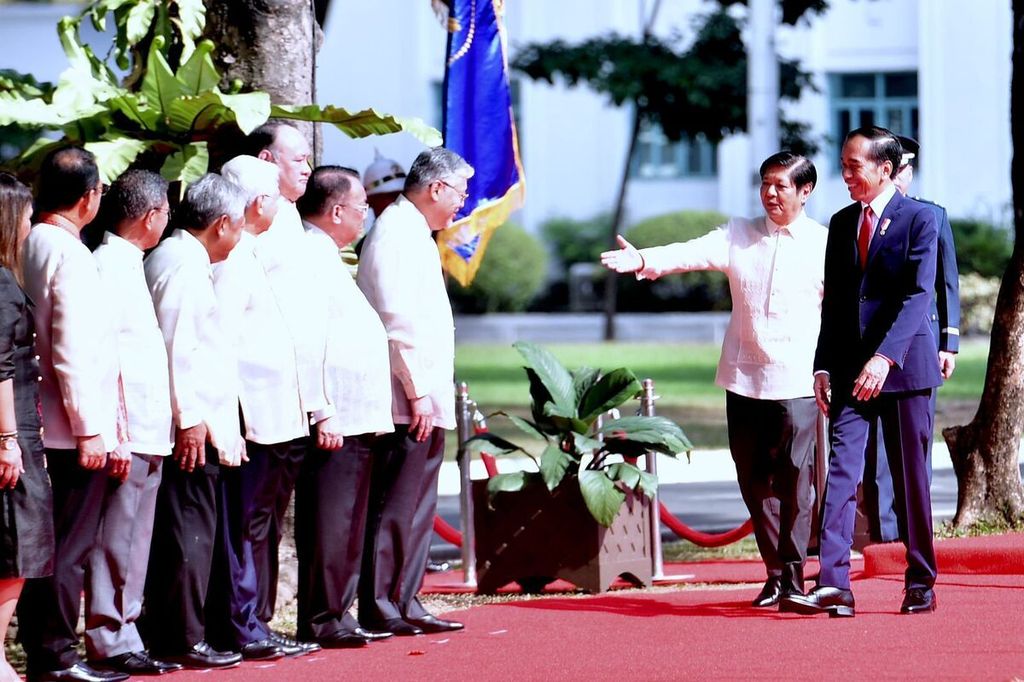 Seusai mengikuti upacara kenegaraan, Presiden Joko Widodo dan Presiden Filipina Marcos Jr memperkenalkan delegasi masing-masing di Istana Malacanang, Manila, Filipina, Kamis (10/1/2024).