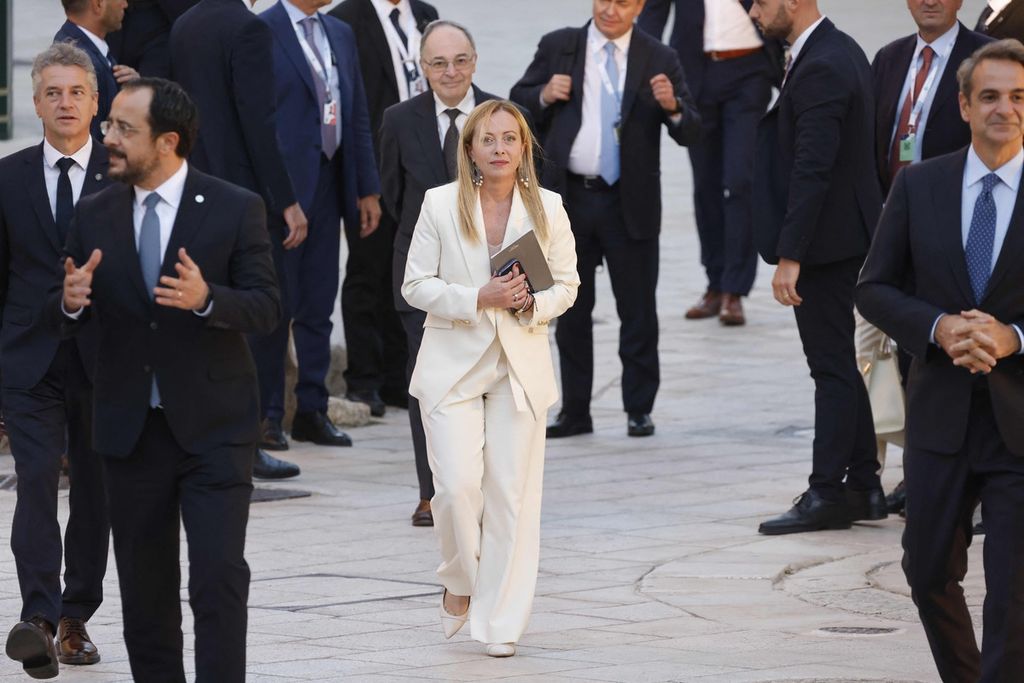 Perdana Menteri Italian Giorgia Meloni (tengah) saat berjalan dikelilingi oleh mitra-mitranya, para pemimpin Med 9 saat mereka mengikuti KTT di Malta, Jumat (29/9/2023). 