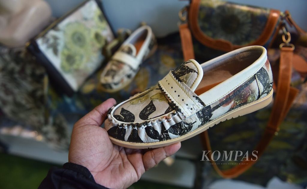 Produk sepatu berbahan kulit buatan UMKM dampingan Sampoerna Entrepreneurship Training Center (SETC), Kabupaten Pasuruan, Jawa Timur, Kamis (2/6/2022). 