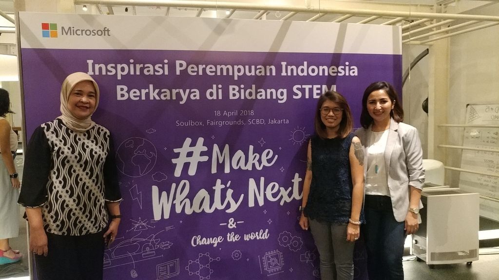 Enterprise Commercial Director Microsoft Indonesia Nina Wirahadikusumah (kiri) dan pendiri Binar Academy, Alamanda Shantika (kedua dari kanan), pada acara sesi berbagi bertajuk Inspirasi Perempuan Muda Indonesia di Bidang Sains, Teknologi, Rekayasa, dan Matematika” di Jakarta, Rabu (18/4/2018)