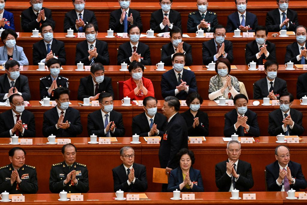 Presiden Xi Jinping (tengah) melintas di antara para anggota delegasi dalam sidang pleno Kongres Rakyat China di gedung Balai Agung Rakyat, Beijing, Minggu (12/3/2023). 