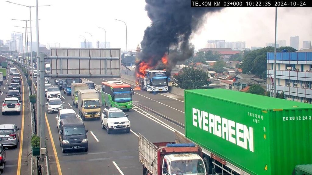 Sebuah bus pariwisata berpenumpang 58 orang terbakar di Tol Wiyoto Wiyono Kilometer 3 Jatinegara, Jakarta Timur, Kamis (24/10/2024). Tidak ada korban jiwa dalam kejadian ini karena para penumpang sudah dievakuasi terlebih dahulu.