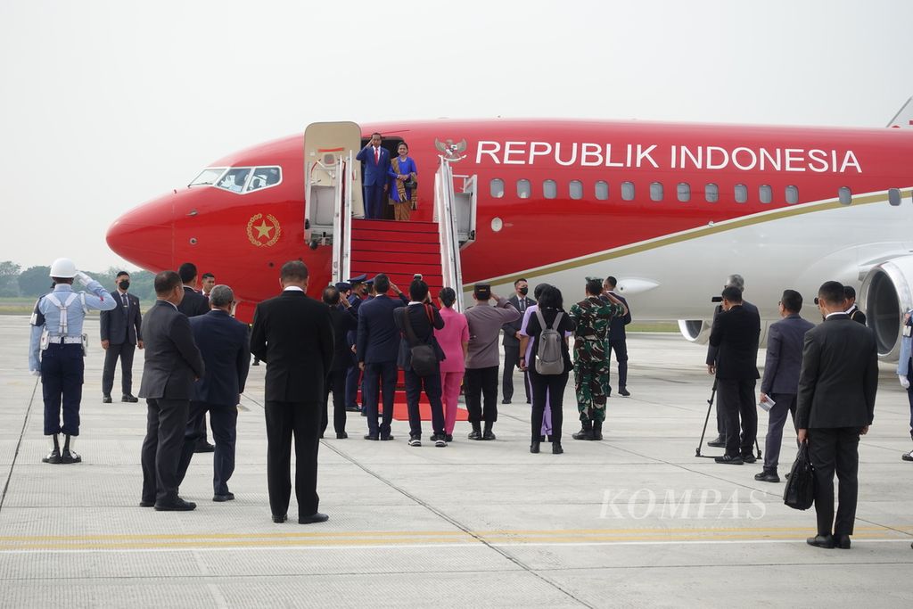 Presiden Joko Widodo dan Nyonya Iriana sesaat sebelum bertolak ke Jepang di Bandara Halim Perdanakusuma, Jakarta Timur, Jumat (19/5/2023).