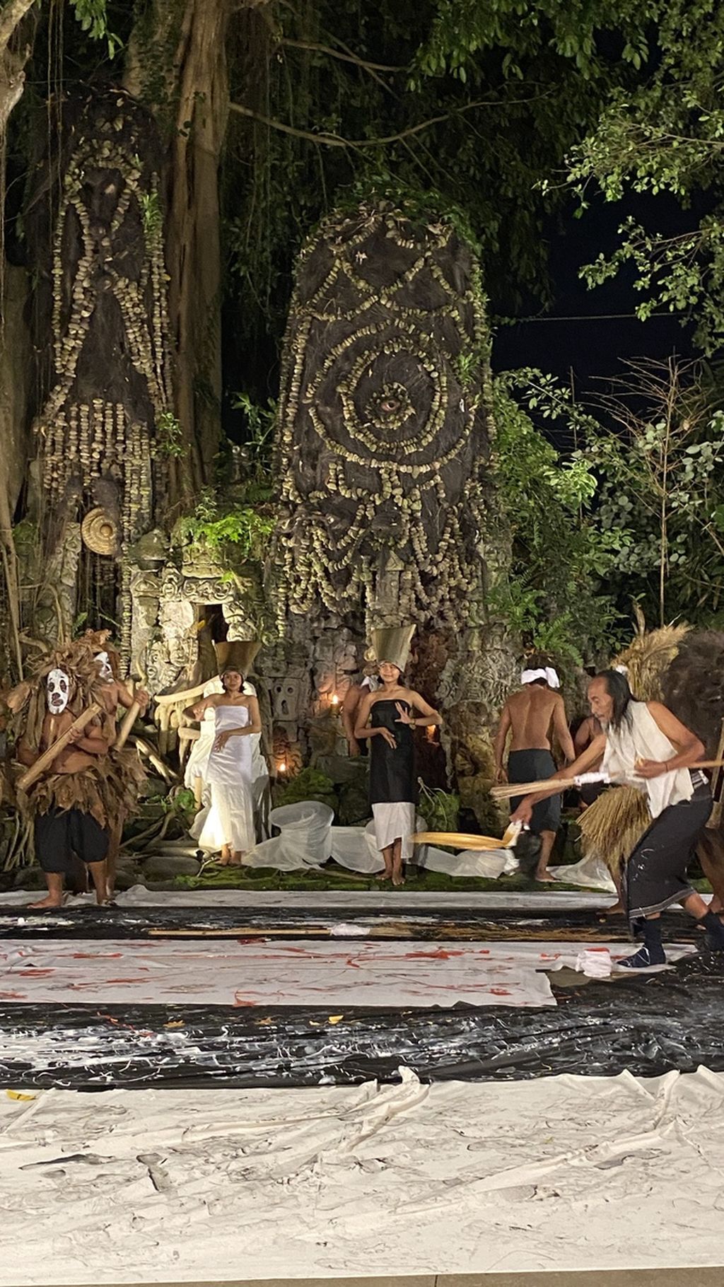 Karya instalasi perupa I Made Djirna berjudul ”Numpang Lewat Tumbuh dan Berkembang Bersama” di bawah pohon beringin di halaman Arma Musuem Ubud, Bali, Jumat (5/1/2024). 