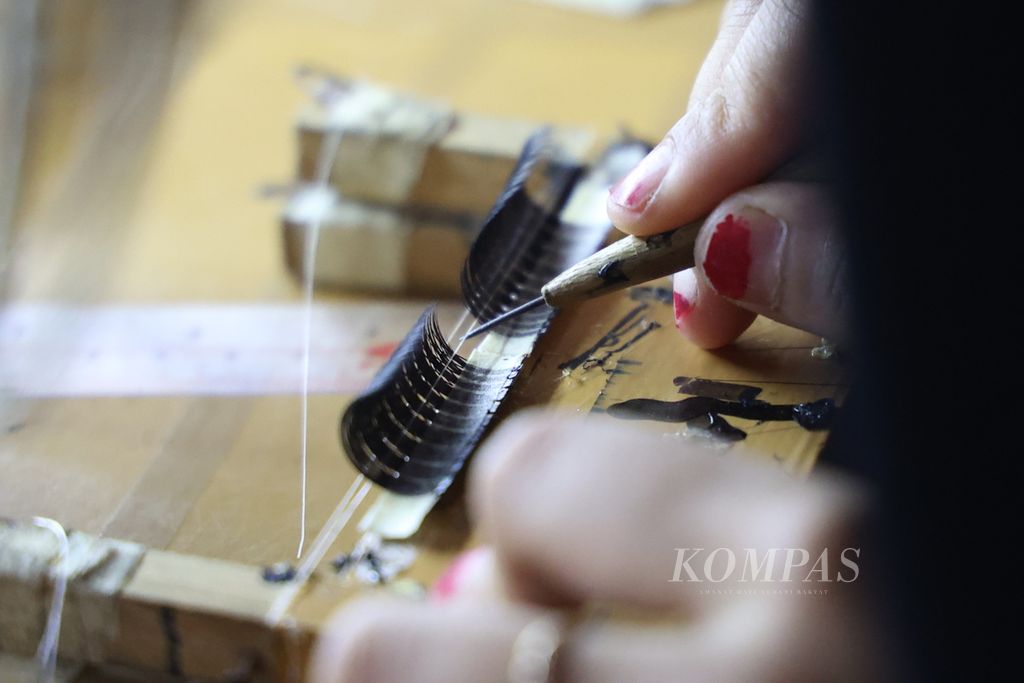 Workers finish making fake eyelashes at the PT Bintang Mas Triyasa factory in Purbalingga, Central Java, on Monday (1/15/2024). Fake eyelashes are one of Purbalingga's flagship products that are exported to Europe and the United States.