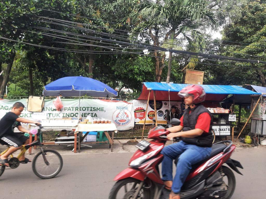 Pedagang kaki lima menjajakan berbagai macam makanan dan minuman untuk berbuka puasa di Jalan Taman Asri Lama, Cipadu, Kecamatan Larangan, Tangerang, Minggu (2/4/2023).