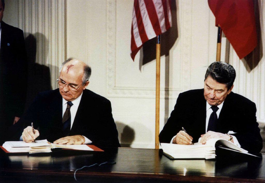 Presiden AS Ronald Reagan (kanan) dan Presiden Uni Soviet Mikhail Gorbachev menandatangani Traktat Intermediate-Range Nuclear Forces (INF) di Gedung Putih, Washington DC, 8 Desember 1987. 