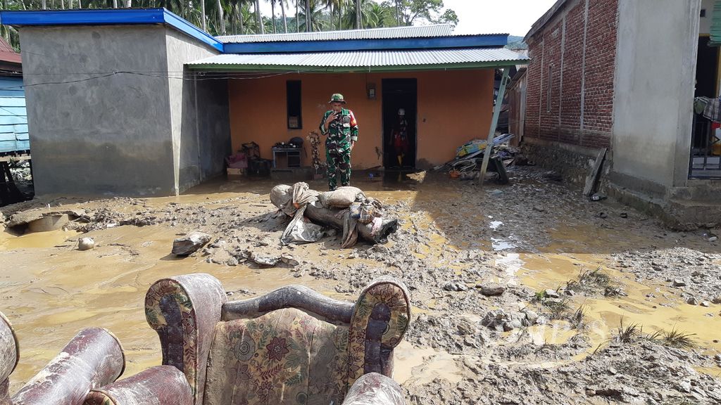 Aparat dan warga membersihkan kediaman warga yang disapu banjir bandang di Desa Konaweha, Samaturu, Kolaka, Sulawesi Tenggara, Minggu (21/1/2024). Banjir di Kolaka menghanyutkan tiga rumah dan merendam ribuan rumah lainnya.