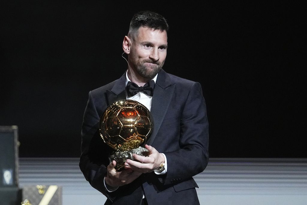 Penyerang Inter Miami, Lionel Messi (kiri), menerima trofi pesepak bola terbaik putra dalam malam penghargaan Ballon d'Or 2023 di Theatre du Chatelet, Paris, Perancis, Selasa (31/10/2023) dini hari WIB.