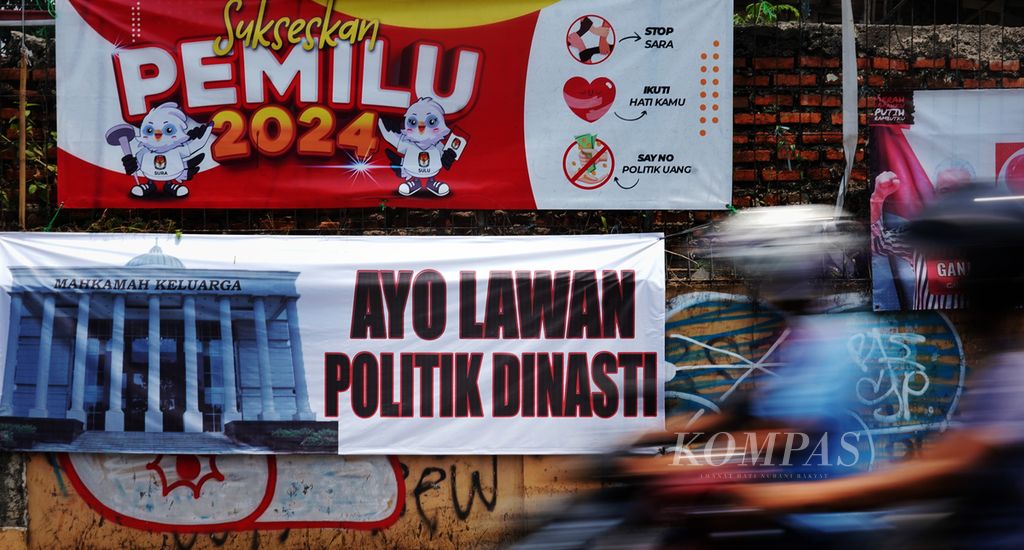 Warga melewati spanduk yang mengkritik Mahkamah Konstitusi (MK) di Jalan Mawar, Kota Bogor, Jawa Barat, Rabu (18/10/2023).  