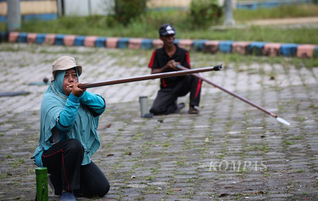 Wati, atlet olahraga tradisional, berlatih sumpit di Kampung Adat Guntung, Kecamatan Bontang Utara, Kota Bontang, Kalimantan Timur, Minggu (11/6/2023). Sumpit awalnya senjata untuk berburu yang dilestarikan menjadi olahraga tradisional yang dilombakan.