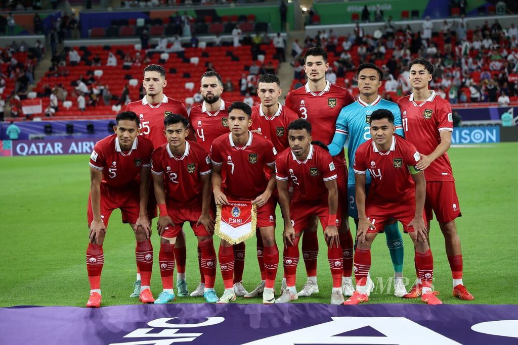 Pemain Indonesia berfoto sebelum pertandingan melawan Irak di Grup D Piala Asia 2023 di Stadion Ahmed bin Ali, Qatar, Senin (15/1/2024). Indonesia dikalahkan Irak dengan skor 1-3. 