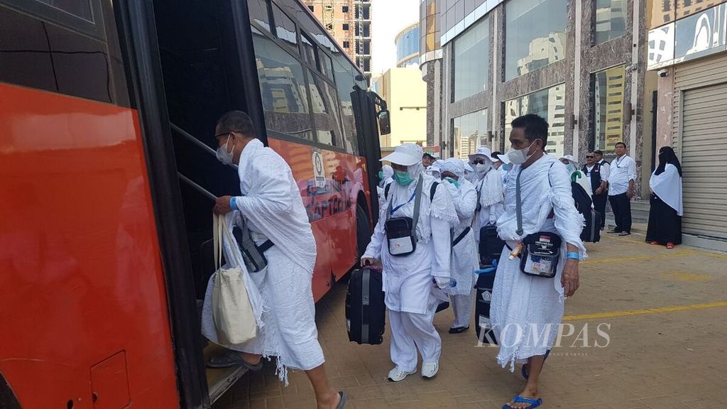 Para anggota jemaah haji asal Indonesia di kawasan Syisya, Mekkah, Arab Saudi, Kamis (7/7/2022), menaiki bus yang mengantar ke Arafah. 