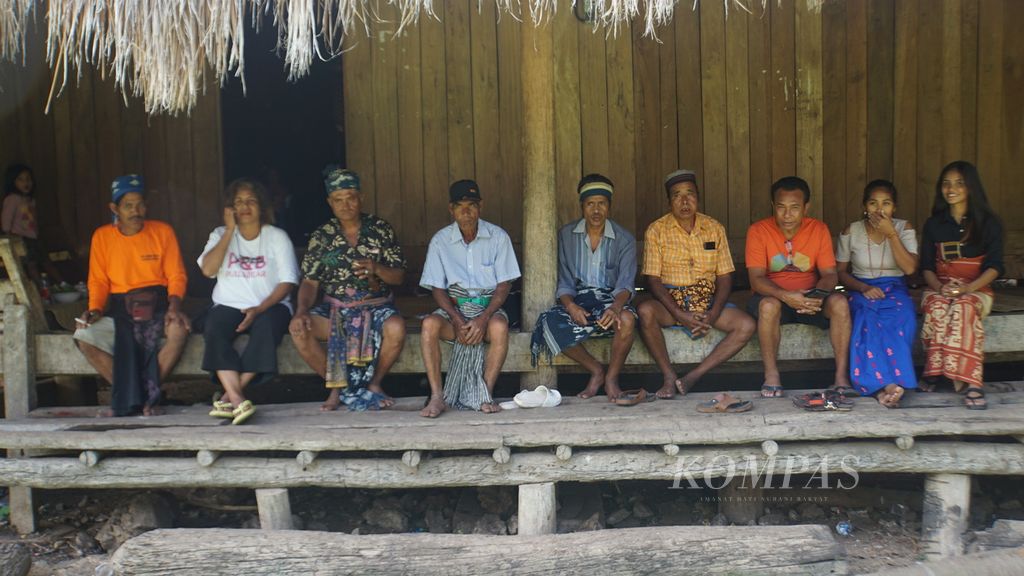 Komunitas Adat Matolang Watukapepi berkumpul di rumah adat, Uma Mbatangu, di Desa Matawai Pawali, Kecamatan Lewa, Kabupaten Sumba Timur, Nusa Tenggara Timur, Kamis (11/1/2024).